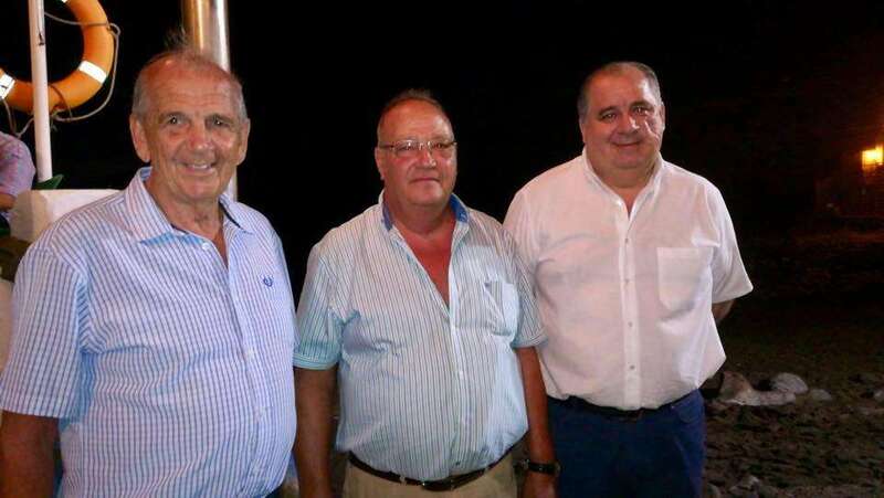 El pregonero Daniel Monzón (c) con Juan Sánchez, presidente del colectivo vecinal, y Juan Martel, alcalde en funciones (Foto TA)